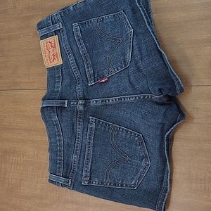 EUC Levi's denim shorts waist 28